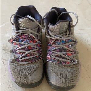 Kyrie bball sneakers little boys kids size 12.5